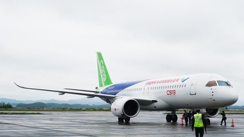 Máy bay thương mại 'made in' Trung Quốc lần đầu đến Vân Đồn