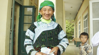 'Những người quàng khăn rằn' từ TP.HCM dựng nhà, khám bệnh cho bà con vùng lũ phía Bắc