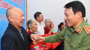 Đại tướng Lương Tam Quang dự Ngày hội Đại đoàn kết toàn dân tộc ở Lào Cai