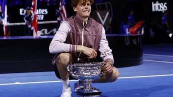 Cú lội ngược dòng khó tin của Jannik Sinner