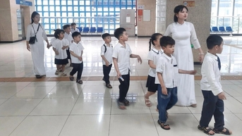 하노이 학생들이 기차에서 과외 활동을 경험합니다