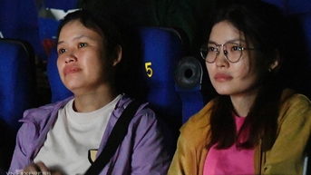 Hàng trăm khán giả TP HCM đi xem 'Đào, phở và piano'
