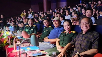 NSND Tạ Minh Tâm xúc động khi ngồi ghế nóng cuộc tranh tài của gần 1000 chiến sĩ lực lượng vũ trang