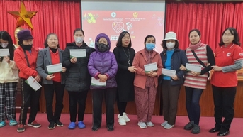 Báo Dân trí tặng 40 suất quà tới các hoàn cảnh khó khăn Tết Giáp Thìn