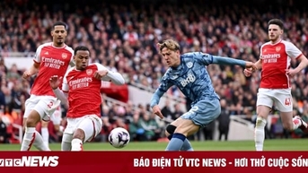 Arsenal thua Aston Villa, Man City hưởng lợi