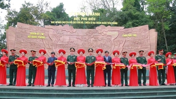 Khánh thành Bức phù điêu “Bác Hồ nói chuyện với cán bộ, chiến sĩ Đại đoàn Quân Tiên Phong”