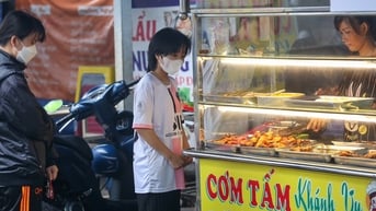 'Đầu tháng cơm sườn, cuối tháng cơm… nước tương'?