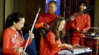 Hải Phượng, Tăng Thành Nam chơi đàn tranh, đàn violin bằng sứ