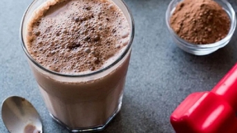 Có nên uống sữa protein khi bụng đang đói?