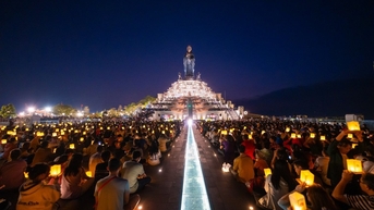베트남 사람들은 영적인 관광을 점점 더 좋아하고 있습니다.