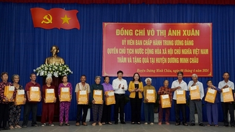 Quyền Chủ tịch nước thăm, tặng quà gia đình chính sách và trẻ em tại Tây Ninh