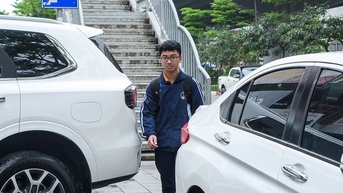 Vỉa hè thành bãi đỗ, xe sang tranh chỗ người đi bộ