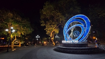 Ngắm hồ Thiền Quang lung linh sắc màu về đêm