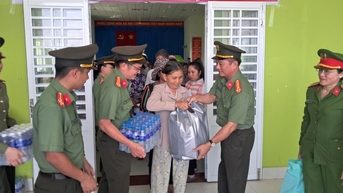 Công an Tiền Giang mang giọt nước nghĩa tình đến bà con vùng hạn mặn