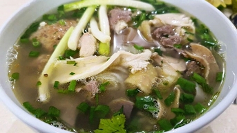 Phở Tráng Kìm nức tiếng Hà Giang: Khách xếp hàng chờ, mỗi sáng bán vèo 300 bát