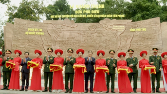 Khánh thành bức phù điêu “Bác Hồ nói chuyện với cán bộ, chiến sĩ Đại đoàn quân tiên phong” tại Đền Hùng