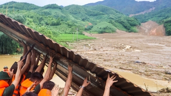 បន្ទាប់ពីកញ្ចប់ថវិកាចំនួន 250 ពាន់លានដុង Vingroup បានរៀបចំសកម្មភាពសប្បុរសធម៌ជាបន្តបន្ទាប់ ដោយរួមដៃគ្នាកសាងឡើងវិញក្រោយព្យុះ និងទឹកជំនន់។