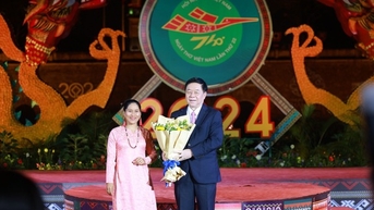 Đội mưa nghe đọc thơ ở Hoàng thành Thăng Long đêm rằm tháng giêng
