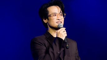 Ha Anh Tuan은 음악가 Xuan Phuong을 추모하며 노래합니다.