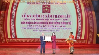 មិនមានពិធីដាច់ដោយឡែកដើម្បីផ្តល់រង្វាន់ និងទទួលចំណងជើងត្រាប់តាម ឬទម្រង់នៃរង្វាន់ទេ។