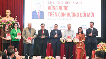 [Ảnh] Lễ giới thiệu bộ sách "Vững bước trên con đường đổi mới"