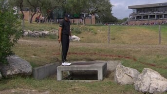 Spieth đưa bóng lên máng xối ở Texas Open 2024