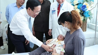 Chủ tịch nước Võ Văn Thưởng thăm, động viên y, bác sỹ Bệnh viện Nhi đồng 1
