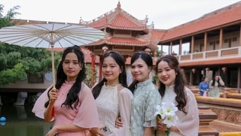 ‘Nàng thơ’ xúng xính áo dài chụp ảnh Tết ở Đà Nẵng