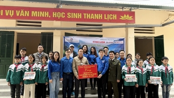 Chi đoàn 1 - Đoàn Thanh niên Cơ quan Trung ương Hội Nhà báo Việt Nam đồng hành cùng trẻ em vùng cao vượt khó