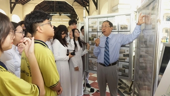 Trường triển lãm tem về Chủ tịch Hồ Chí Minh, học sinh giao lưu với tác giả bộ tem