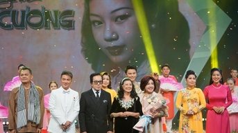 Le Thuy, Elvis Phuong, Dam Vinh Hung은 다이아몬드 레이디를 기리는 밤에 감동을 받았습니다.