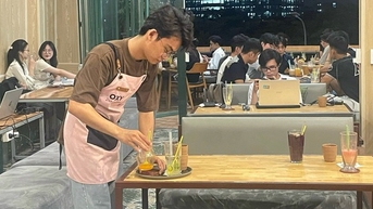 Sinh viên 'vắt sức' làm thêm hai ba công việc cùng lúc
