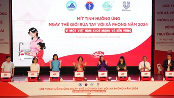 មនុស្ស 1,000 នាក់បានប្រមូលផ្តុំគ្នាដើម្បីឆ្លើយតបនឹងទិវាពិភពលោកលាងដៃជាមួយសាប៊ូ