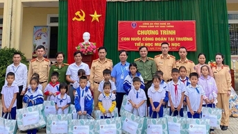 Cảnh sát giao thông nhận đỡ đầu 18 học sinh miền núi