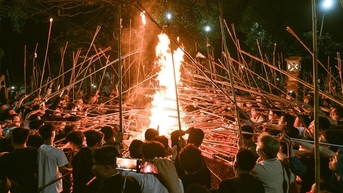 មនុស្សរាប់រយនាក់បានចូលរួមអធិស្ឋានសុំភ្លើងពិសិដ្ឋនៅផ្នូរបុរាណនៅពាក់កណ្តាលអធ្រាត្រ។