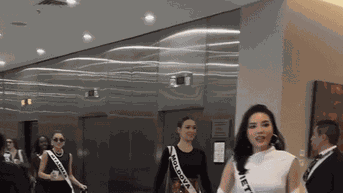 키 두옌은 카리스마가 넘치고, 미스 유니버스 2024 무대는 넓고 웅장하다.