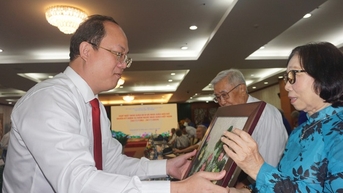 ប៉ះ​ប្រជុំ​គ្រូ​ទៅ​សាលា​ខ​ គ្រូ​សង្កាត់​ក្នុង