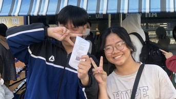 Người Đà Nẵng bất ngờ với cảnh rồng rắn dưới nắng mua vé phim Đào, phở và piano
