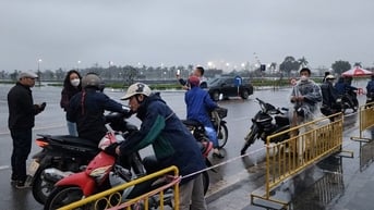 Dòng người đổ về lễ khai ấn đền Trần, xe ôm thu 40 nghìn quãng đường 500m