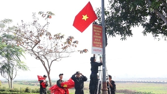Tuổi trẻ cảnh sát cơ động dựng đường cờ Tổ quốc trên quê hương Bác