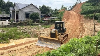 Mặt bằng "xôi đỗ", máy móc thi công hai cao tốc qua Lạng Sơn "án binh bất động"