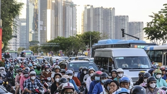 Đường phố TPHCM nhộn nhịp trở lại, nhiều tuyến kẹt cứng từ sớm