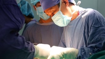 Thay khớp háng cho cụ bà 105 tuổi