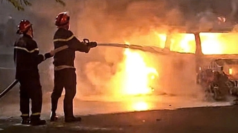 Ô tô bốc cháy ngùn ngụt trên đường trung tâm ở TPHCM