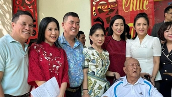 Mạc Can, Ngọc Đáng, Diệu Hiền xúc động nhận quà tết của NSND Trịnh Kim Chi