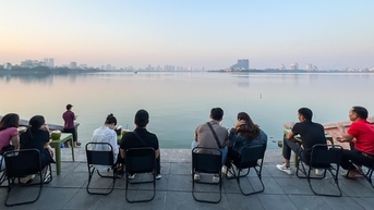 Vỉa hè dọc hồ Tây biến thành nơi ăn, chốn nhậu nhộn nhịp