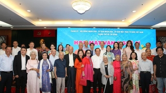 Lãnh đạo TP HCM gặp gỡ văn nghệ sĩ đầu xuân 2024