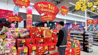 Siêu thị Hà Nội ngập tràn hàng hóa, giỏ quà Tết chỉ từ 99.000 đồng