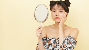 Da mụn có nên trang điểm?