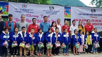 Trao hơn 400 suất quà cho học sinh dân tộc thiểu số ở Kỳ Sơn